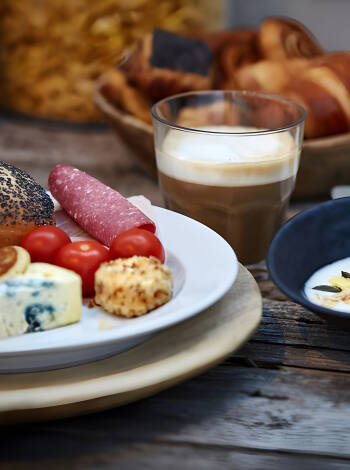 Börja dagen med en generös ekologisk frukost med färskt bröd, ostar och kallskuret.