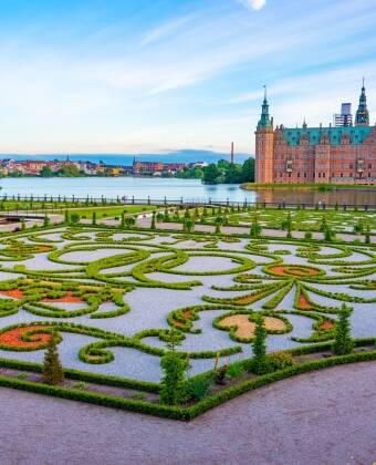 Frederiksborg Slot, das berühmte Renaissance-Schloss, ist nur wenige Schritte vom Hotel entfernt.