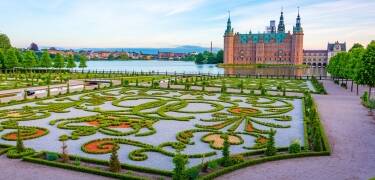 Frederiksborg Slot, et ikonisk renæssanceslot, ligger kun få skridt fra hotellet.