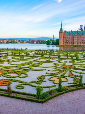 Frederiksborgs Slot är ett ikoniskt renässansslott, endast några steg från hotellet.