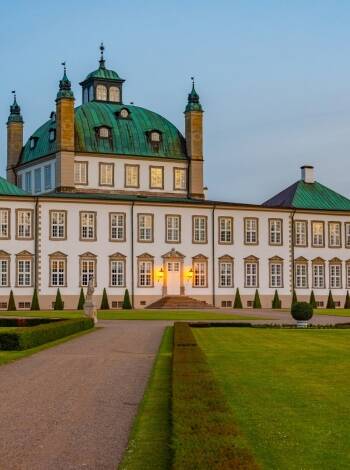 Besök Fredensborg Slot, ett kungligt residens i det pittoreska norra Själland.