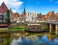 Entdecken Sie die historische Stadt Lüneburg mit ihrer gut erhaltenen Altstadt und historischen Kirchen. Hier können Sie eine Reise in die Vergangenheit unternehmen und die mittelalterliche Atmosphäre der Stadt genießen.