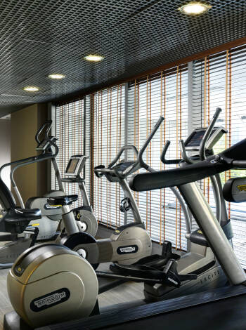 Håll dig i form i det fullt utrustade gymmet.