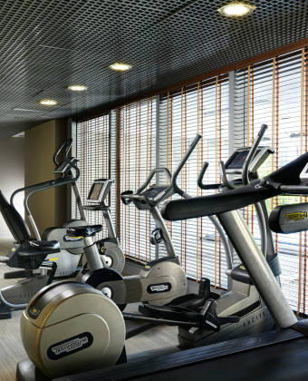 Halten Sie sich im voll ausgestatteten Fitnessraum in Form.