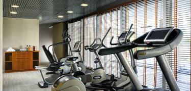 Håll dig i form i det fullt utrustade gymmet.