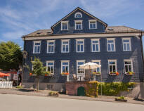 Das Hotel besteht aus drei liebevoll eingerichteten Gebäuden – dem Fliegenden Klassenzimmer, dem Alten Museum und der Alten Schule.