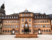 Das beeindruckende Schloss Berleburg der Fürsten zu Sayn-Wittgenstein befindet sich direkt gegenüber Ihrem Hotel.