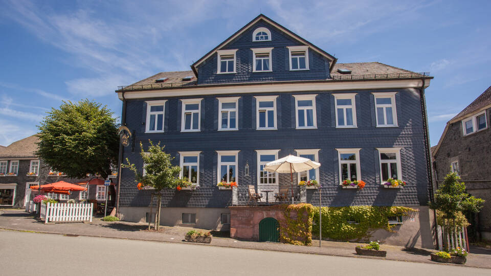 Das Hotel besteht aus drei liebevoll eingerichteten Gebäuden – dem Fliegenden Klassenzimmer, dem Alten Museum und der Alten Schule.