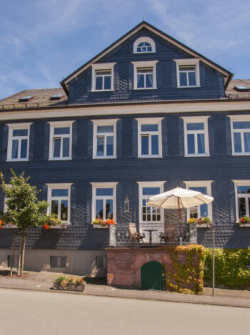 Das Hotel besteht aus drei liebevoll eingerichteten Gebäuden – dem Fliegenden Klassenzimmer, dem Alten Museum und der Alten Schule.