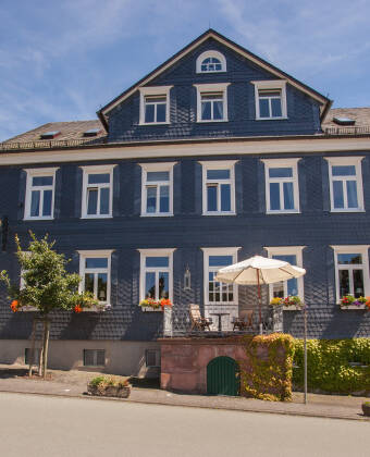 Das Hotel besteht aus drei liebevoll eingerichteten Gebäuden – dem Fliegenden Klassenzimmer, dem Alten Museum und der Alten Schule.