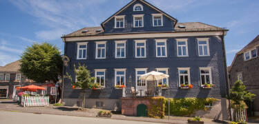 Das Hotel besteht aus drei liebevoll eingerichteten Gebäuden – dem Fliegenden Klassenzimmer, dem Alten Museum und der Alten Schule.