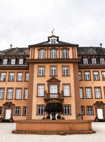 Det imponerande slottet Berleburg, hem för prinsarna av Sayn-Wittgenstein, ligger mittemot ditt hotell.