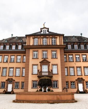 Das beeindruckende Schloss Berleburg der Fürsten zu Sayn-Wittgenstein befindet sich direkt gegenüber Ihrem Hotel.