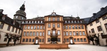 Det imponerende slot Berleburg, hjemsted for fyrsterne af Sayn-Wittgenstein, ligger lige over for dit hotel.