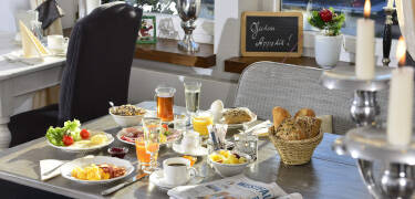 Nyd en dejlig pakke med morgenmad, en middag, en madpakke, en flaske vin og en picnickurv.