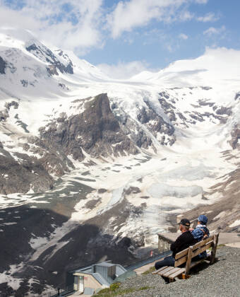 Besök den ikoniska utsiktspunkten Kaiser-Franz-Josefs-Höhe med fantastisk utsikt över glaciärer och alplandskap.
