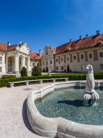 Besuchen Sie Schloss Lamberg. Ursprünglich im 10. Jahrhundert erbaut, beherbergt es heute eine Bibliothek und ein Archiv.