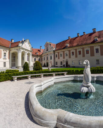 Besök Lambergs slott som ursprungligen byggdes på 900-talet och inrymmer ett bibliotek och arkiv.