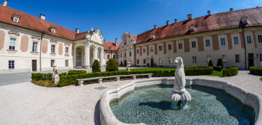 Besök Lambergs slott som ursprungligen byggdes på 900-talet och inrymmer ett bibliotek och arkiv.
