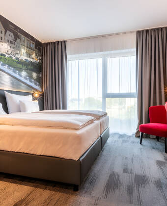 Spacious double rooms, tastefully decorated with bright accents, are available for guests.