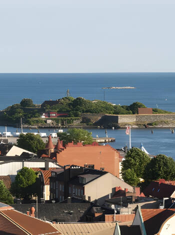 Detta hotell ligger fint och centralt beläget, precis vid hamnen i fina Karlshamn.