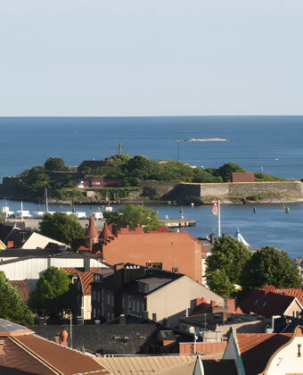 Detta hotell ligger fint och centralt beläget, precis vid hamnen i fina Karlshamn.