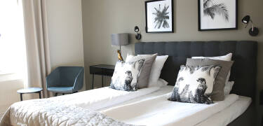 Dere vil raskt føle dere som hjemme i de avslappende omgivelsene på hotellets romslige og moderne rom.