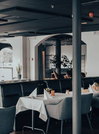 Hotellets restaurang ligger på bottenvåningen och erbjuder fantastisk utsikt över hamnen.