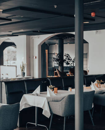 Hotellets restaurang ligger på bottenvåningen och erbjuder fantastisk utsikt över hamnen.