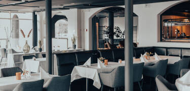 Das Hotelrestaurant im Erdgeschoss bietet einen herrlichen Blick auf den Hafen - hier können Sie ein Abendessen in einer schönen Umgebung genießen.