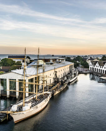 Besök den gamla UNESCO listade flottstaden Karlskrona som bjuder på flera spännande sevärdheter.