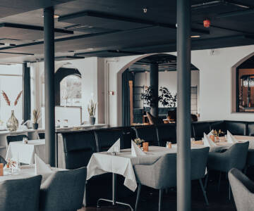 Hotellets restaurant, som ligger i stueetagen, har en fantastisk udsigt over havnen.