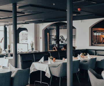 Hotellets restaurant, som ligger i stueetagen, har en fantastisk udsigt over havnen.