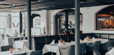 Hotellets restaurang ligger på bottenvåningen och erbjuder fantastisk utsikt över hamnen.