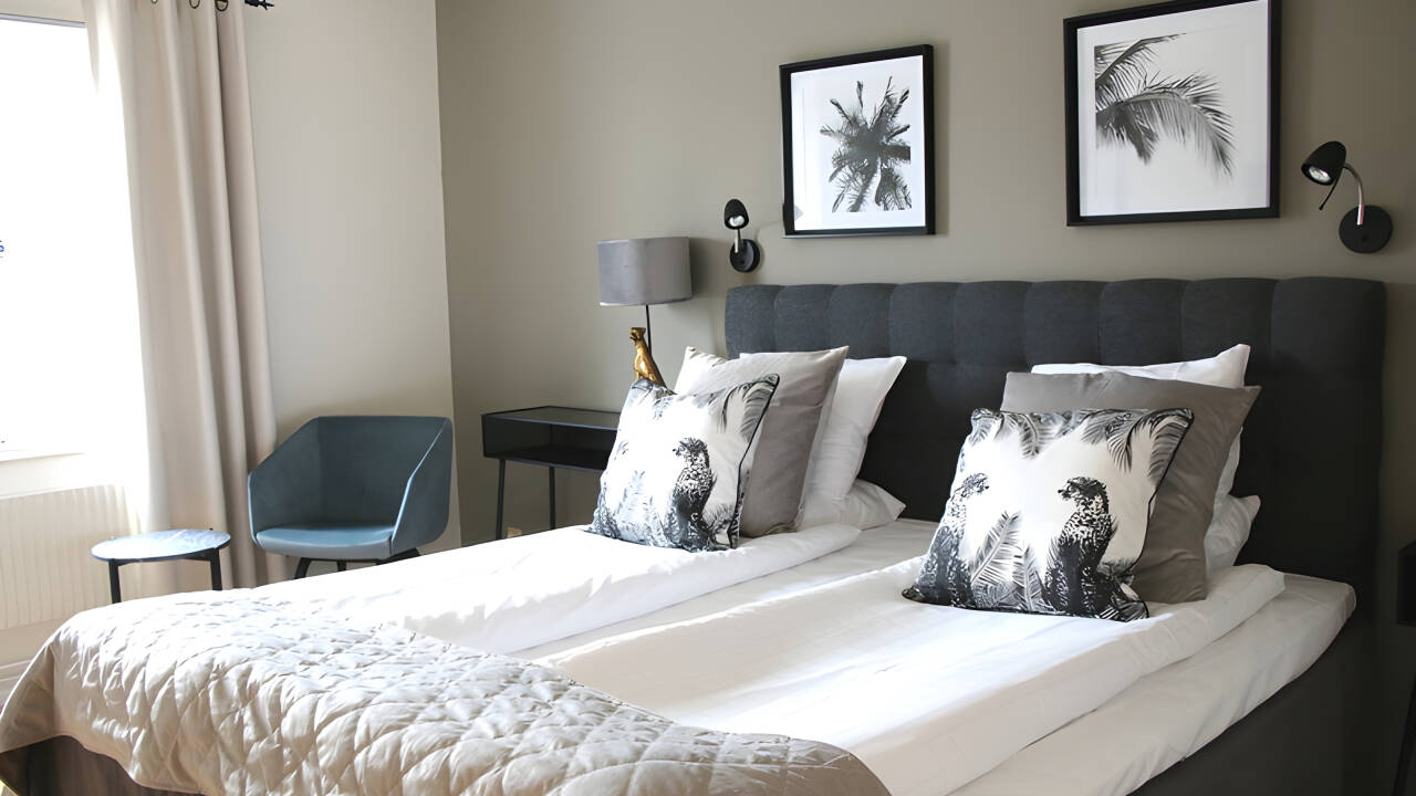 Dere vil raskt føle dere som hjemme i de avslappende omgivelsene på hotellets romslige og moderne rom.