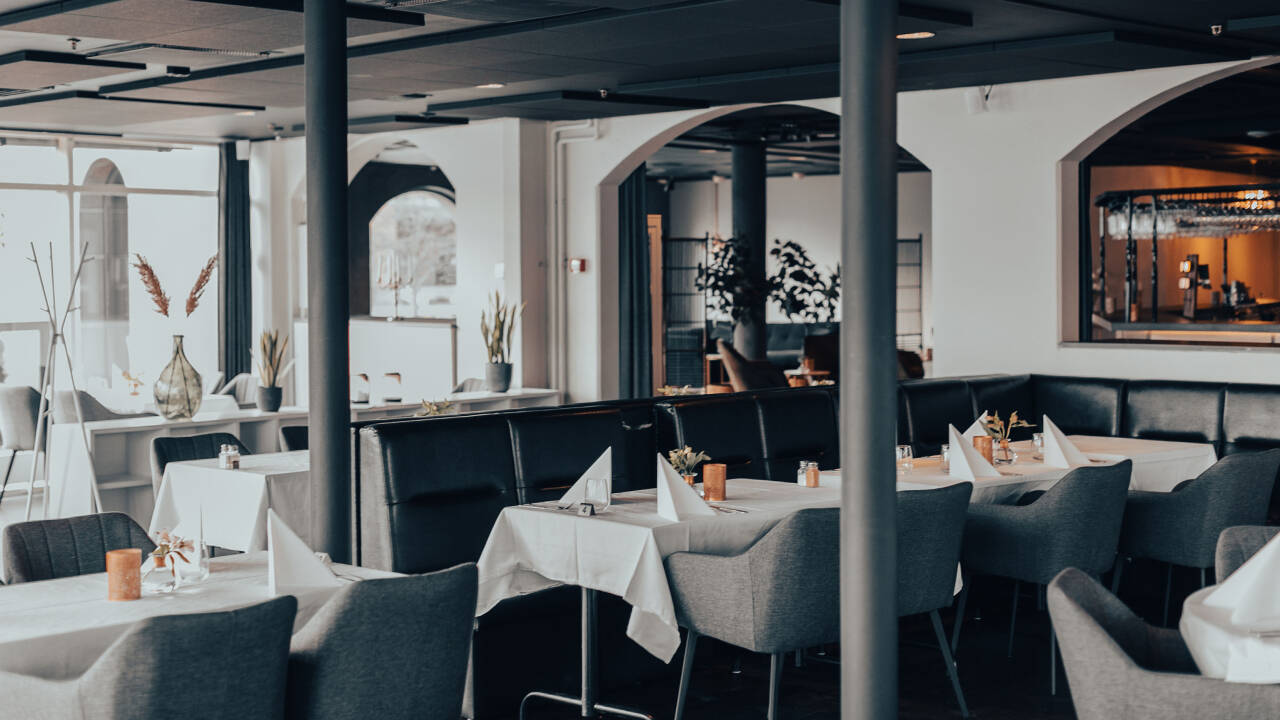 The hotel restaurant on the ground floor offers a magnificent view of the harbour - here you can enjoy dinner in beautiful surroundings.