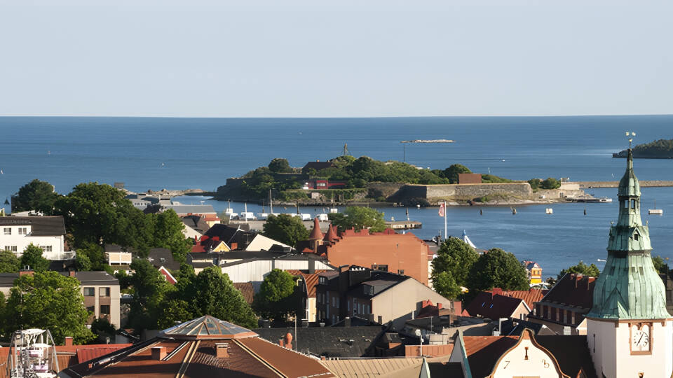 Das Hotel liegt direkt am Hafen in Karlshamn.