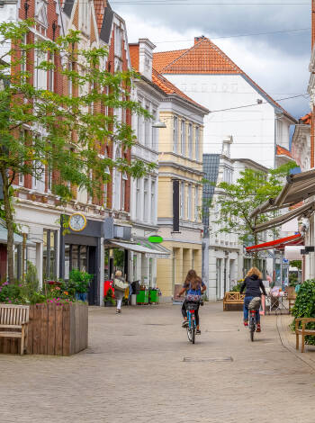 Das BW Hotel Heid liegt in der Nähe des Oldenburger Stadtzentrums, von wo aus Sie Fußgängerzonen, historische Gebäude und Kulturdenkmäler leicht erreichen können.