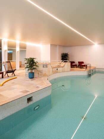 Tauchen Sie ein in Entspannung und Spaß im hellen Innenpool, entspannen Sie sich im Wellnessbereich und machen Sie jeden Winkel des Spas zu Ihrem persönlichen Rückzugsort.