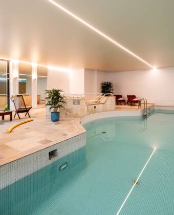 Tauchen Sie ein in Entspannung und Spaß im hellen Innenpool, entspannen Sie sich im Wellnessbereich und machen Sie jeden Winkel des Spas zu Ihrem persönlichen Rückzugsort.
