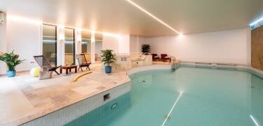 Tauchen Sie ein in Entspannung und Spaß im hellen Innenpool, entspannen Sie sich im Wellnessbereich und machen Sie jeden Winkel des Spas zu Ihrem persönlichen Rückzugsort.