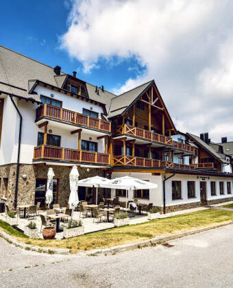 Oppdag utallige turstier gjennom frodige, grønne skoger fra Wellness & Spa Hotel Bolfenk.