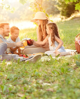 Nyd en picnickurv fyldt med autentiske lokale specialiteter til en perfekt udflugt.