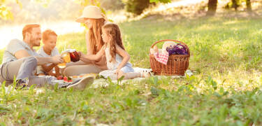 Njut av en picknickkorg fylld med autentiska lokala specialiteter för en perfekt utflykt.