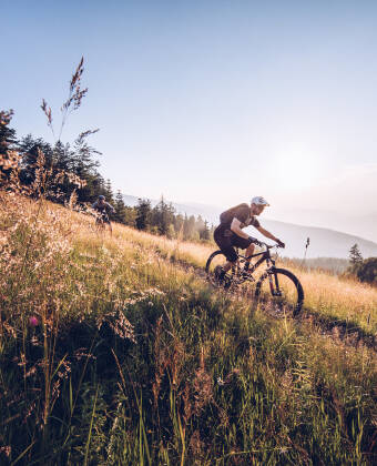 Upplev utomhusäventyr som vandring, e-cykling, mountainbike eller downhill-leder.