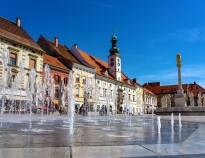 Maribor ist eine wirklich reizvolle Stadt, nur 23 Kilometer entfernt. Sie ist bekannt für ihre malerische Altstadt, ihre lebhaften Plätze und ihr reiches kulturelles Erbe.