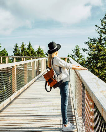 Opplev Pohorje Treetop Walk, en inspirerende tur over skogkronene med panoramautsikt og et unikt perspektiv på naturen.