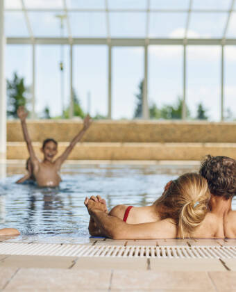 Genoplad i en pool fyldt med naturligt Pohorje vand på resortets WellNest Spa.