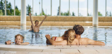 Genoplad i en pool fyldt med naturligt Pohorje vand på resortets WellNest Spa.