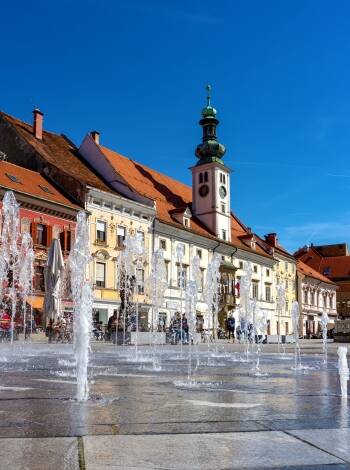 Maribor ist eine wirklich reizvolle Stadt, nur 23 Kilometer entfernt. Sie ist bekannt für ihre malerische Altstadt, ihre lebhaften Plätze und ihr reiches kulturelles Erbe.